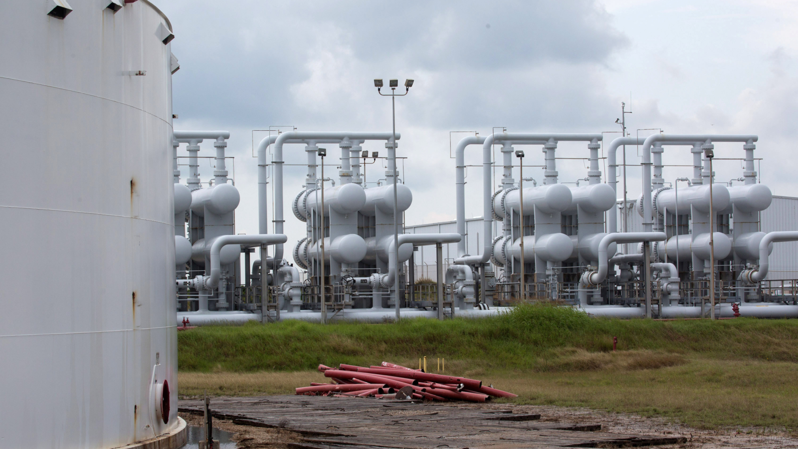 FILE PHOTO: An oil storage tank and crude oil pipeline equipment is seen during a tour by the Department of Energy at the Strategic Petroleum Reserve in Freeport, Texas, U.S. June 9, 2016.  REUTERS/Richard Carson